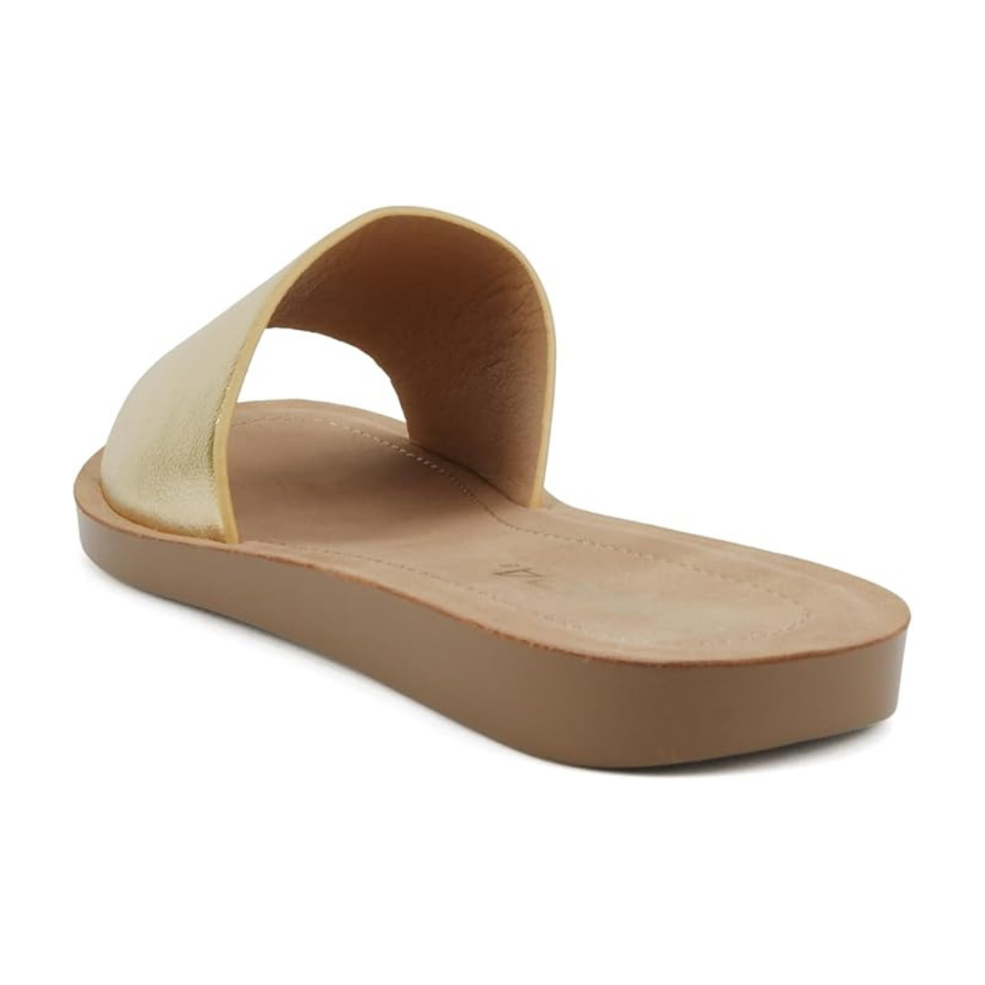 Sandalias planas doradas para mujer con acabado metalizado y suela ligera marrón