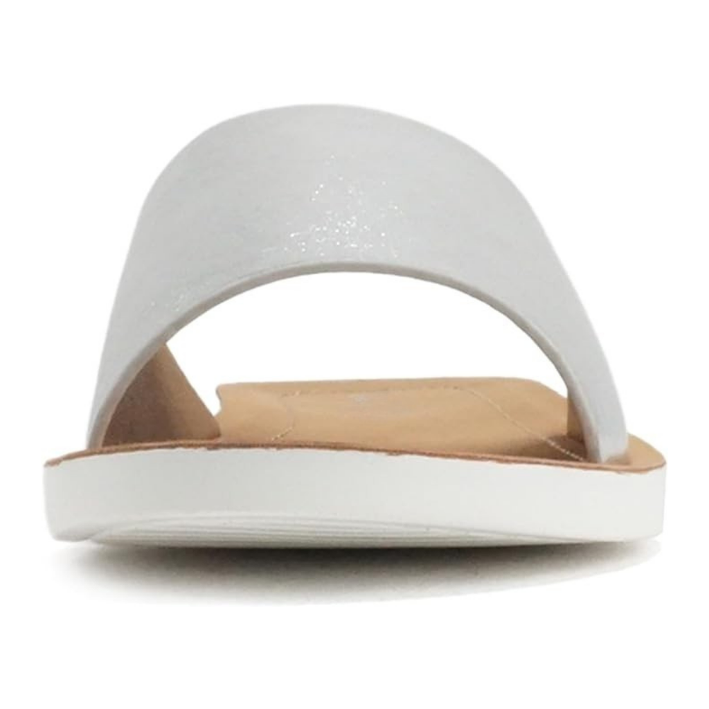 Sandalias planas plateadas para mujer con banda ancha metalizada y suela flexible