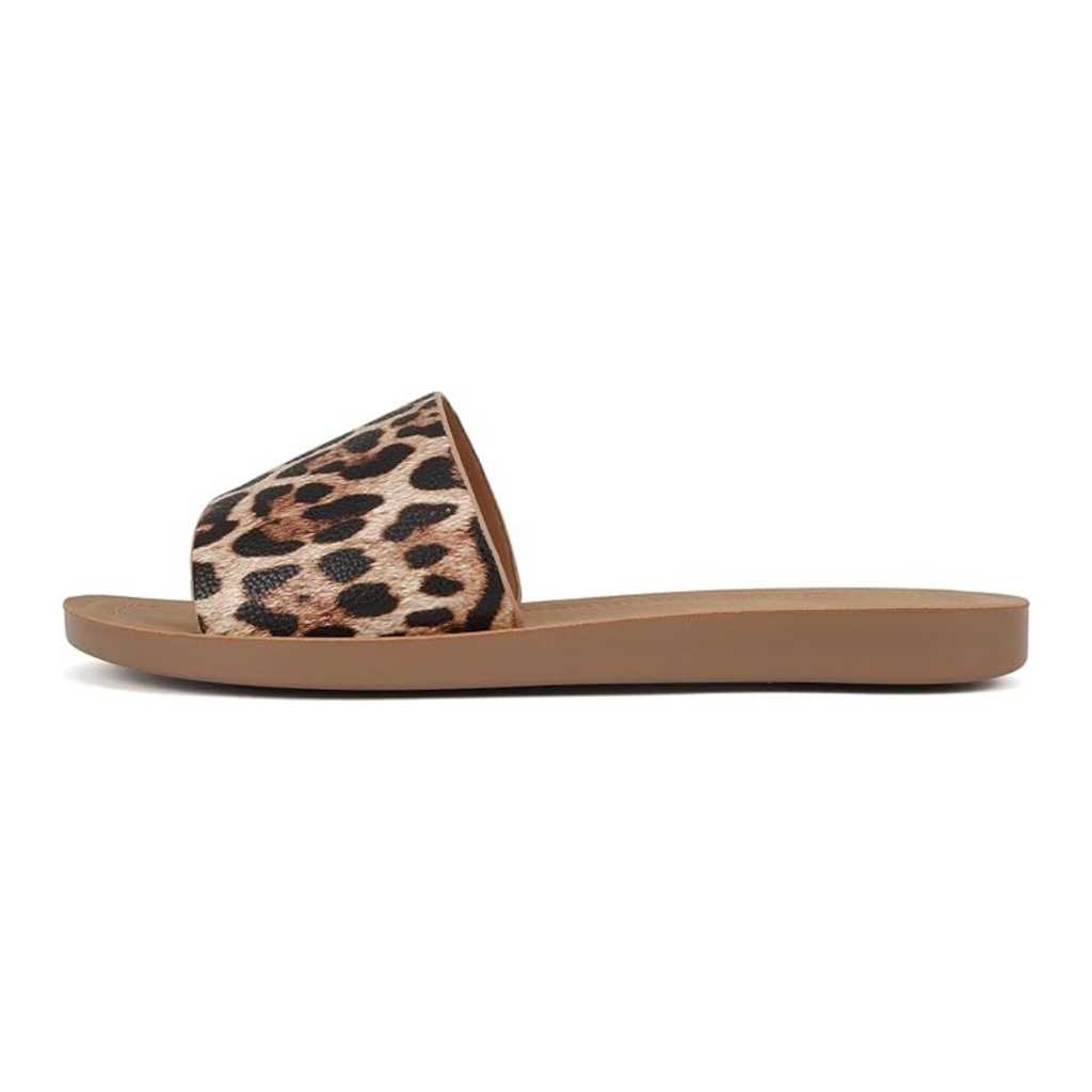 Sandalias planas para mujer con estampado animal print y suela ligera en tono natural