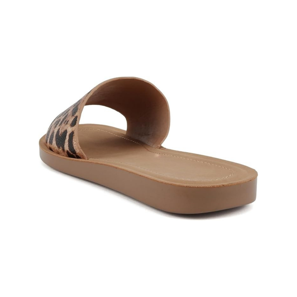 Sandalias planas para mujer con estampado animal print y suela ligera en tono natural