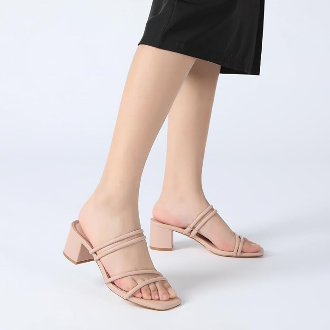 Sandalias beige de tacón ancho para mujer con tiras múltiples y diseño minimalista