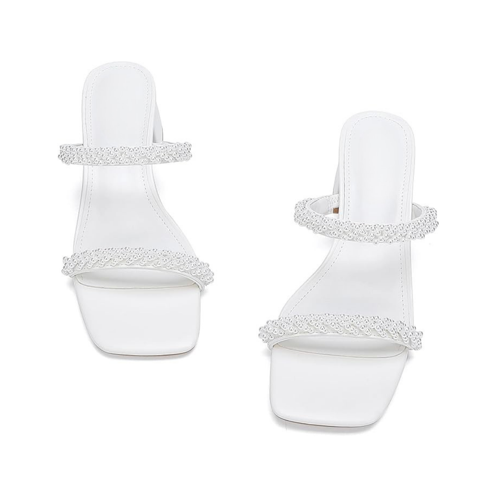 Sandalias blancas de tacón medio para mujer con doble tira texturizada y diseño abierto