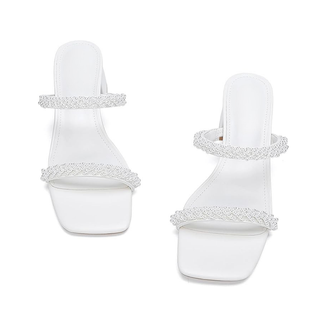 Sandalias blancas de tacón medio para mujer con doble tira texturizada y diseño abierto