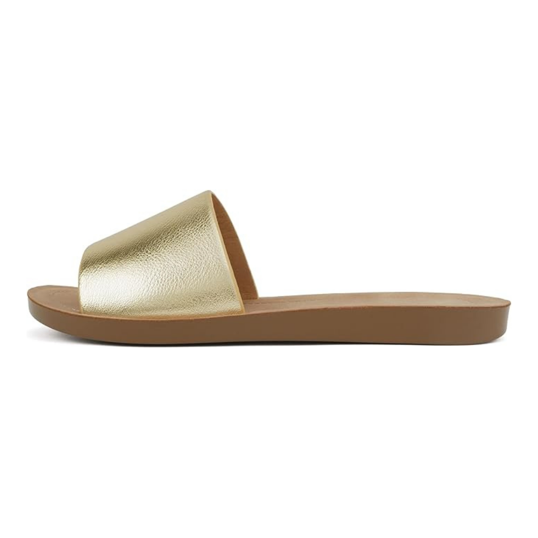 Sandalias planas doradas para mujer con acabado metalizado y suela ligera marrón