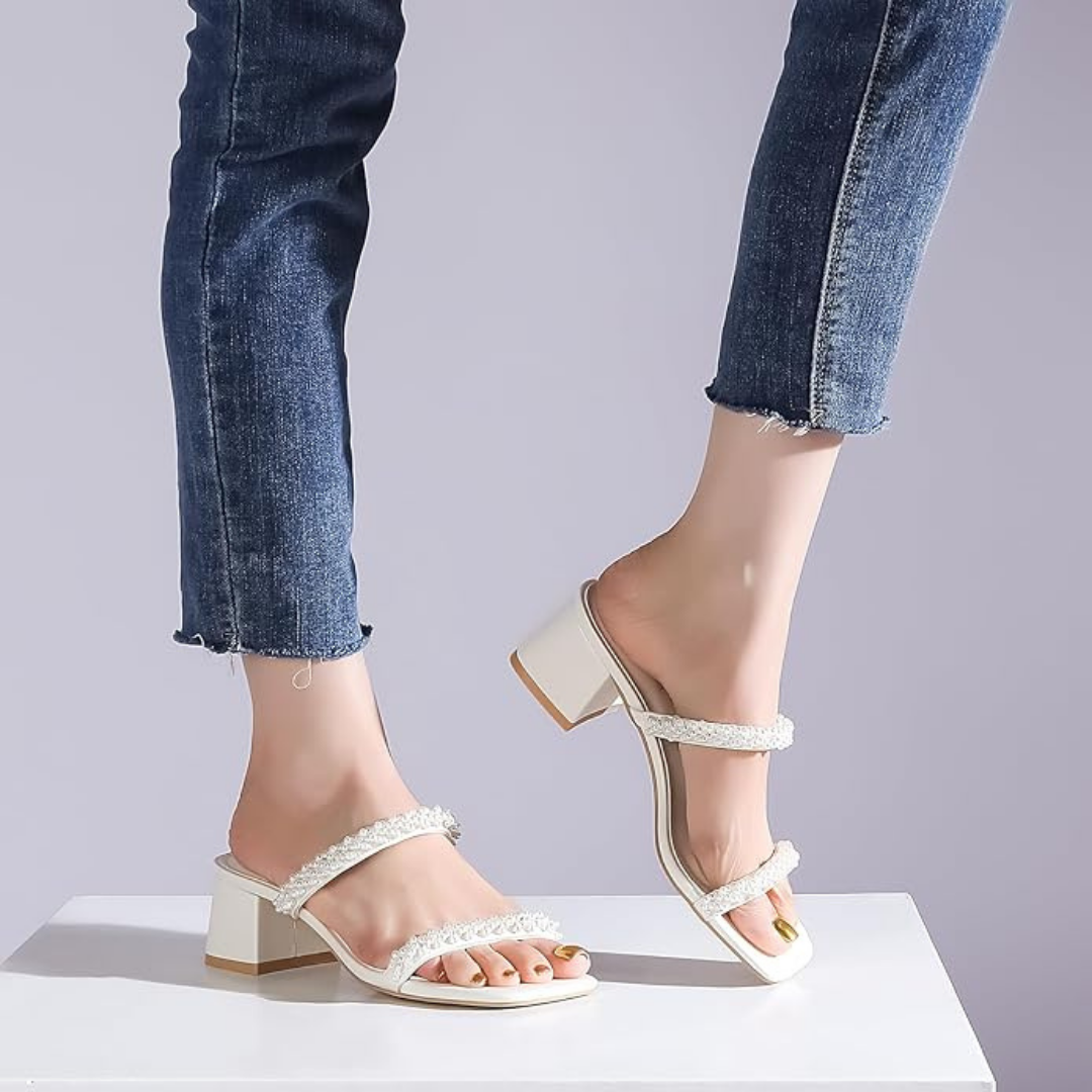 Sandalias blancas de tacón medio para mujer con doble tira texturizada y diseño abierto