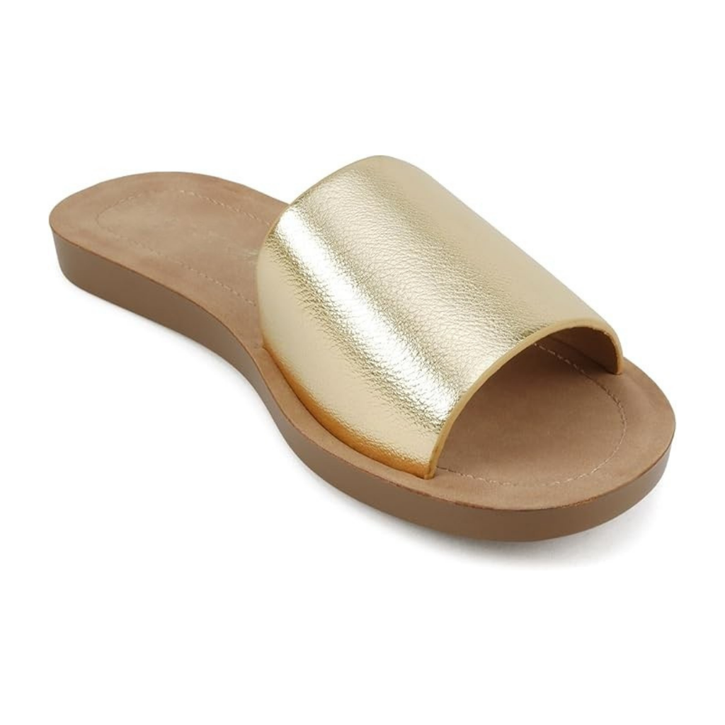 Sandalias planas doradas para mujer con acabado metalizado y suela ligera marrón