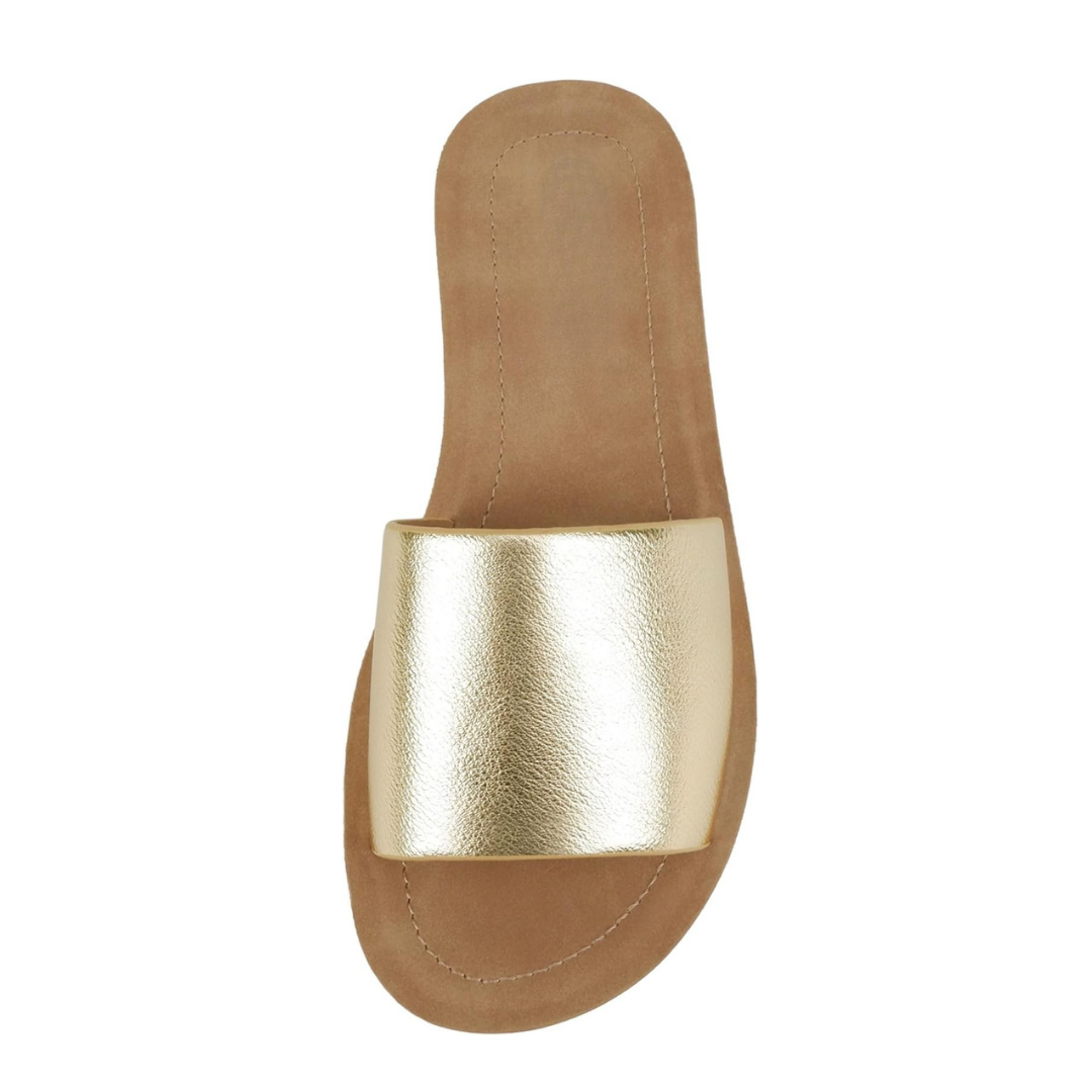 Sandalias planas doradas para mujer con acabado metalizado y suela ligera marrón